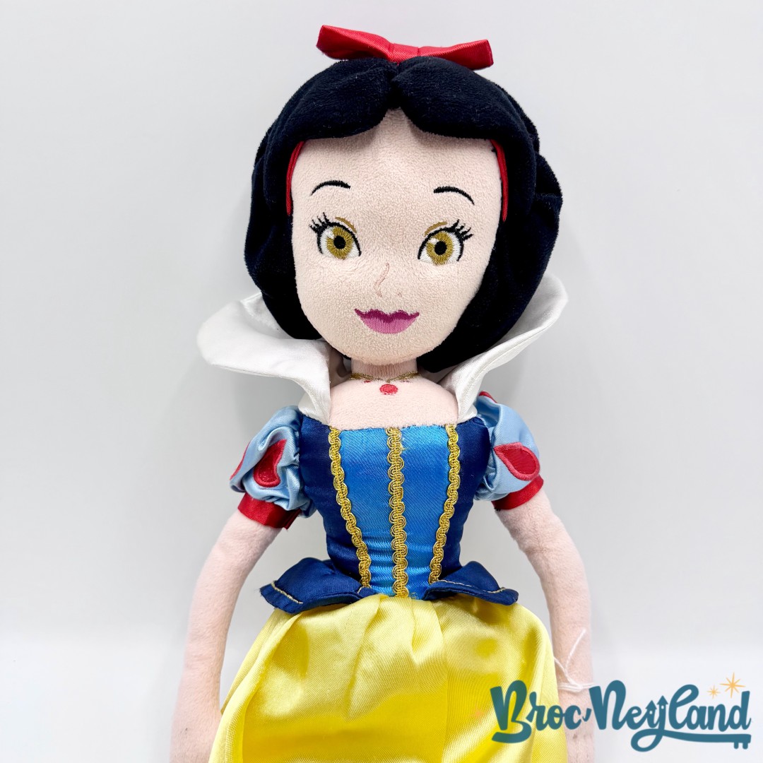 Poupée-Chiffon-Blanche-Neige-Disney-Store-Exclusive-peluche-princesse-écusson-52-cm (4)