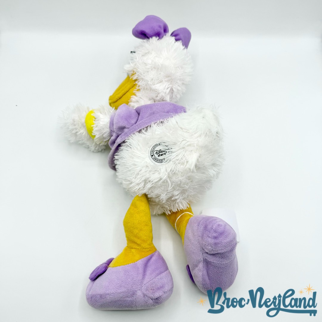 Peluche-Daisy-Disney-Store-canard-violet-poils-longs-écusson-35-cm (6)