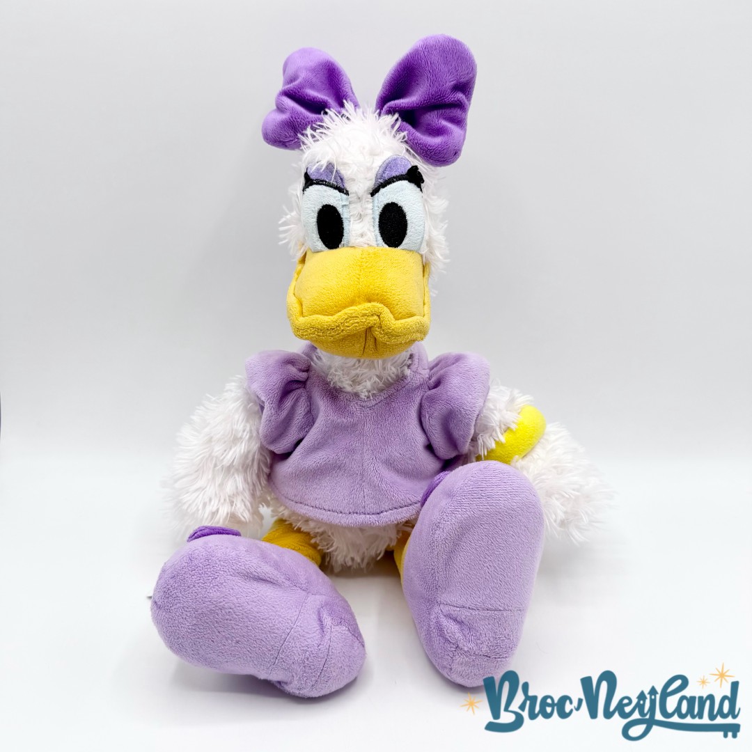 Peluche-Daisy-Disney-Store-canard-violet-poils-longs-écusson-35-cm (2)