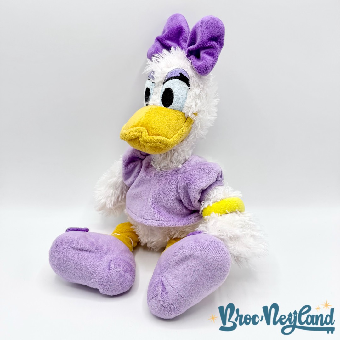Peluche-Daisy-Disney-Store-canard-violet-poils-longs-écusson-35-cm (3)