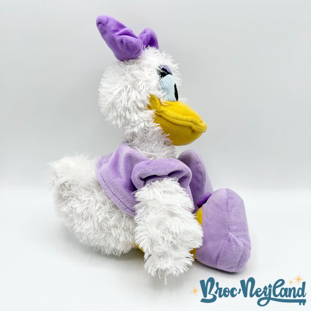 Peluche-Daisy-Disney-Store-canard-violet-poils-longs-écusson-35-cm (4)