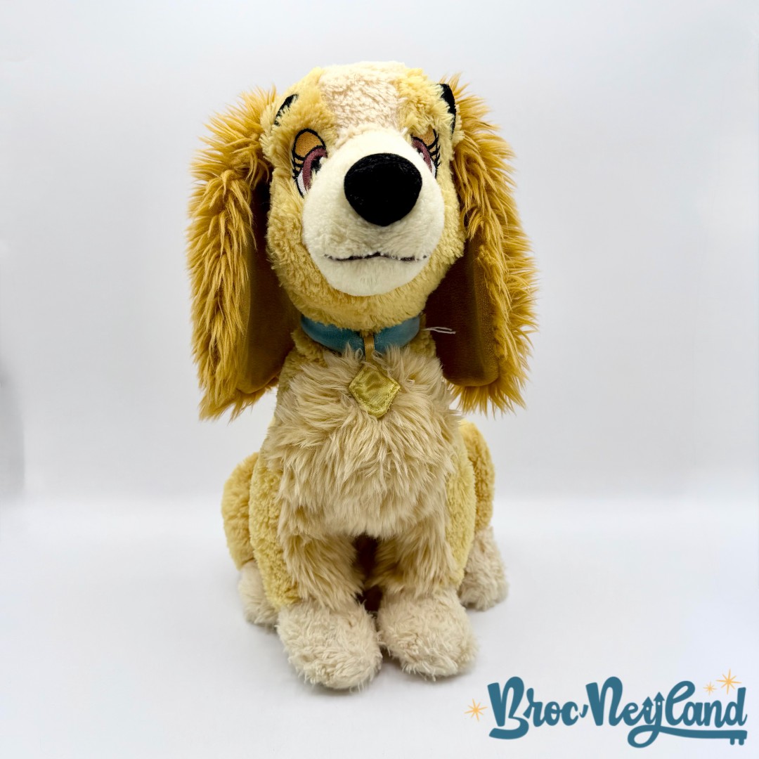 Peluche-Lady-La-Belle-et-le-Clochard-Disney-Store-chien-marron-écusson-34-cm (4)
