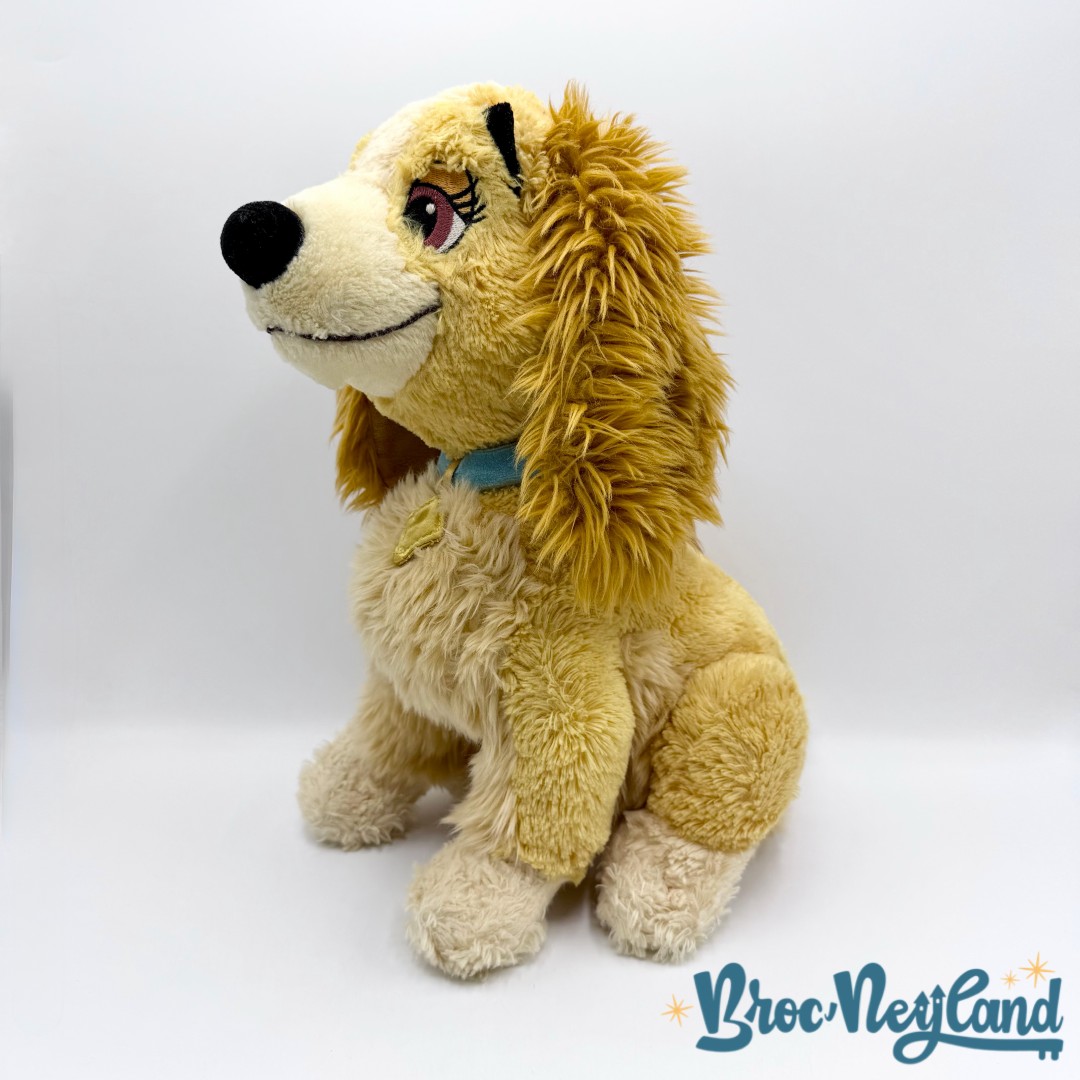 Peluche-Lady-La-Belle-et-le-Clochard-Disney-Store-chien-marron-écusson-34-cm (5)