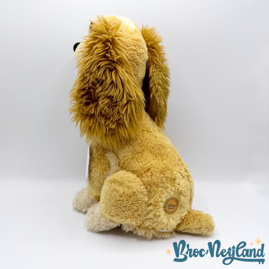 Peluche-Lady-La-Belle-et-le-Clochard-Disney-Store-chien-marron-écusson-34-cm (7)