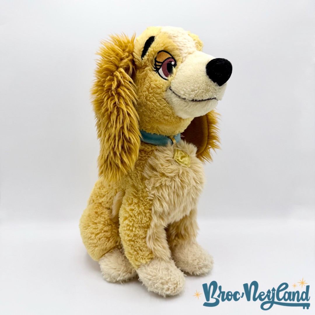 Peluche-Lady-La-Belle-et-le-Clochard-Disney-Store-chien-marron-écusson-34-cm (3)