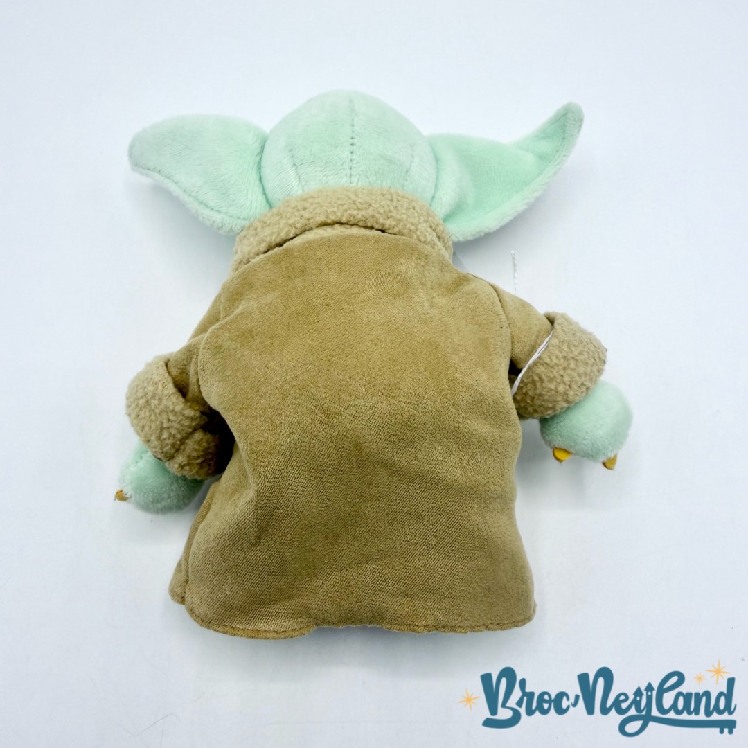 Peluche-épaule-Grogu-The-Mandalorian-Disney-Parks-Disneyland-Star-Wars-peluche-aimantée-16-cm (1)