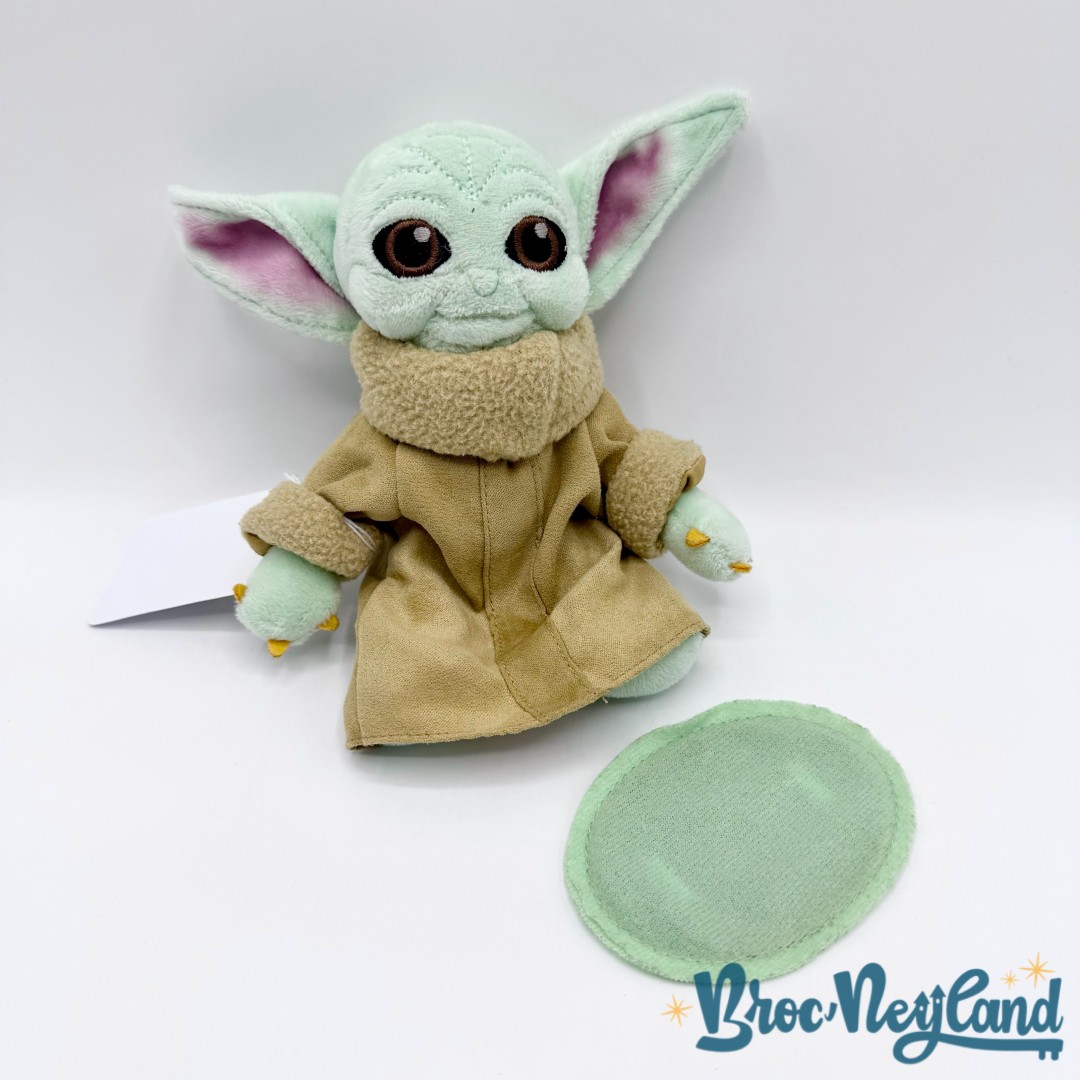 Peluche-épaule-Grogu-The-Mandalorian-Disney-Parks-Disneyland-Star-Wars-peluche-aimantée-16-cm (3)