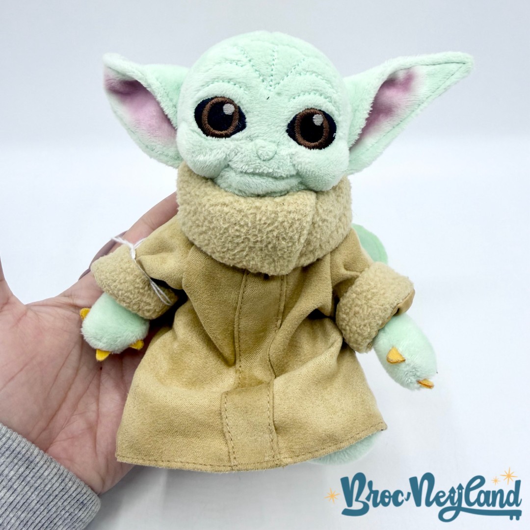 Peluche-épaule-Grogu-The-Mandalorian-Disney-Parks-Disneyland-Star-Wars-peluche-aimantée-16-cm (2)