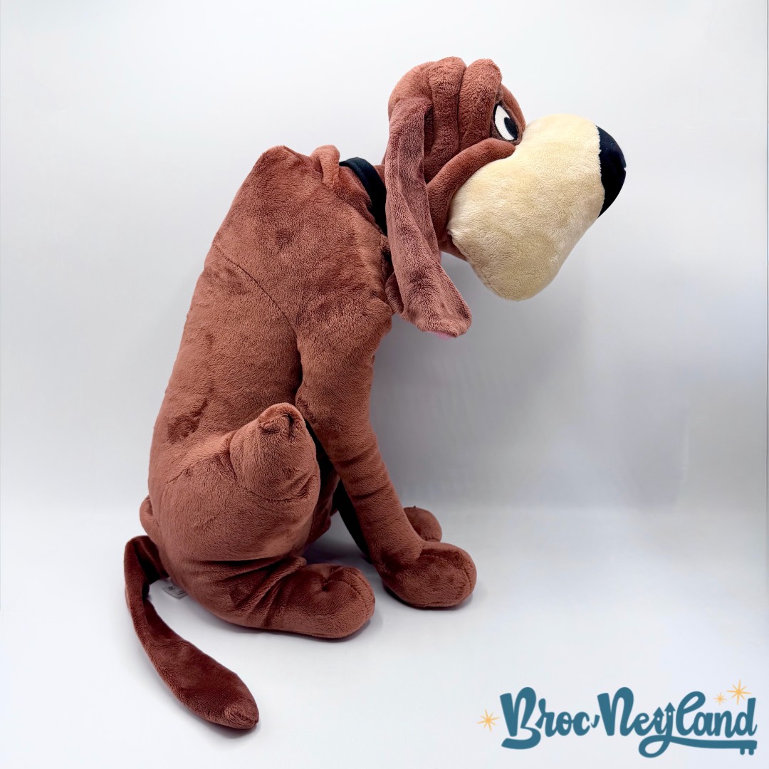 Peluche-Cesar-La-Belle-et-le-Clochard-Disney-Store-2011-chien-marron-écusson-50-cm (9)
