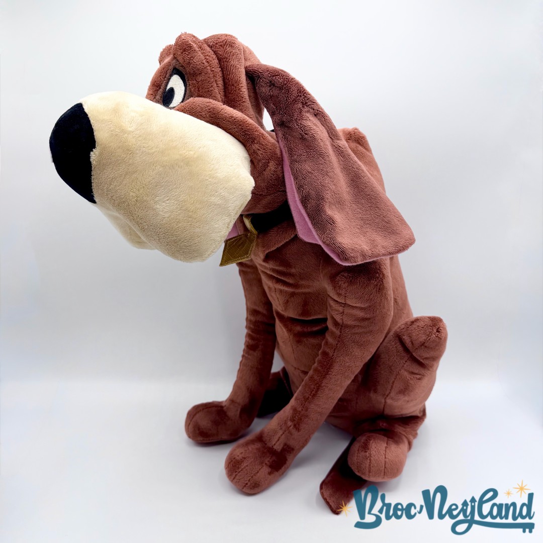 Peluche-Cesar-La-Belle-et-le-Clochard-Disney-Store-2011-chien-marron-écusson-50-cm (4)