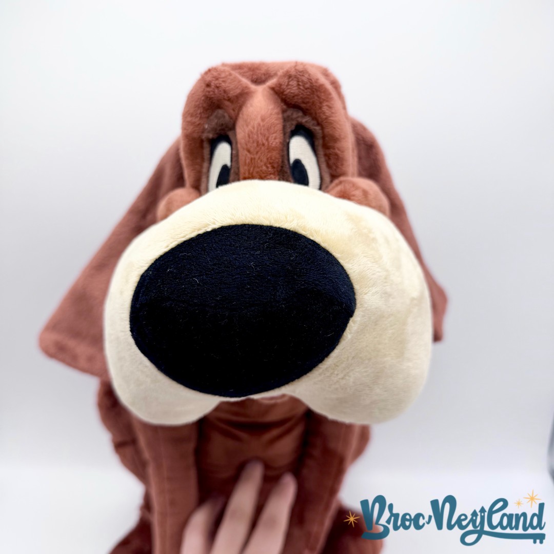 Peluche-Cesar-La-Belle-et-le-Clochard-Disney-Store-2011-chien-marron-écusson-50-cm (7)