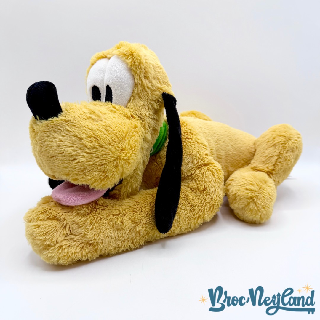 Peluche-Pluto-Disney-Store-2016-chien-jaune-couché-écusson-42-cm (2)