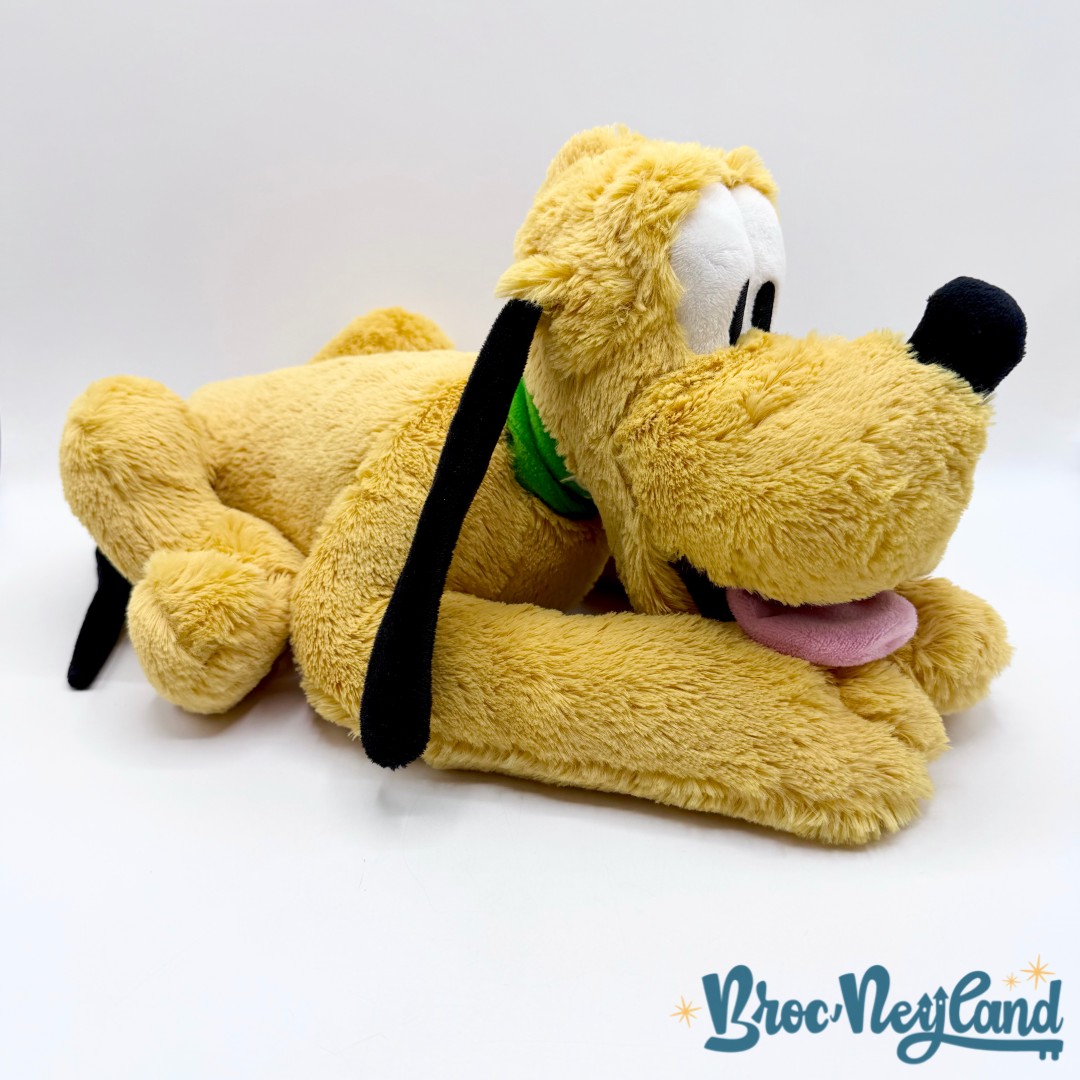 Peluche-Pluto-Disney-Store-2016-chien-jaune-couché-écusson-42-cm (1)