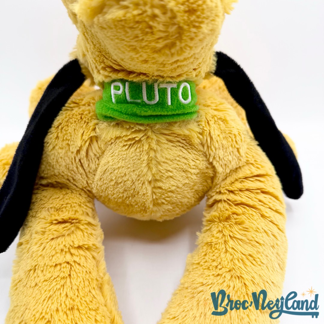 Peluche-Pluto-Disney-Store-2016-chien-jaune-couché-écusson-42-cm (7)