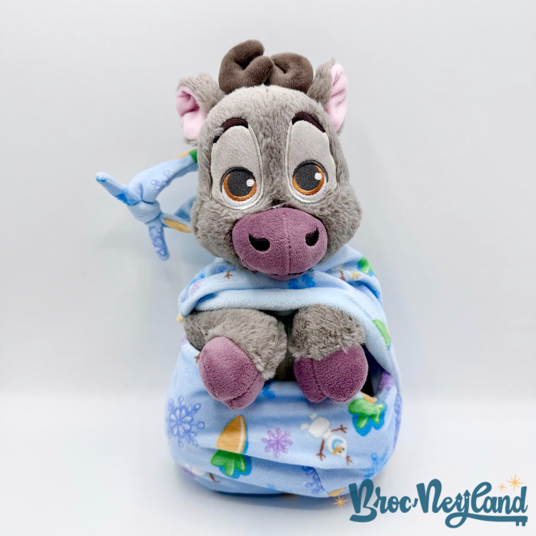 Peluche-Sven-emmaillotée-La-Reine-des-Neiges-Disney-Parks-2017-renne-gris-couverture-cocon-30-cm (2)