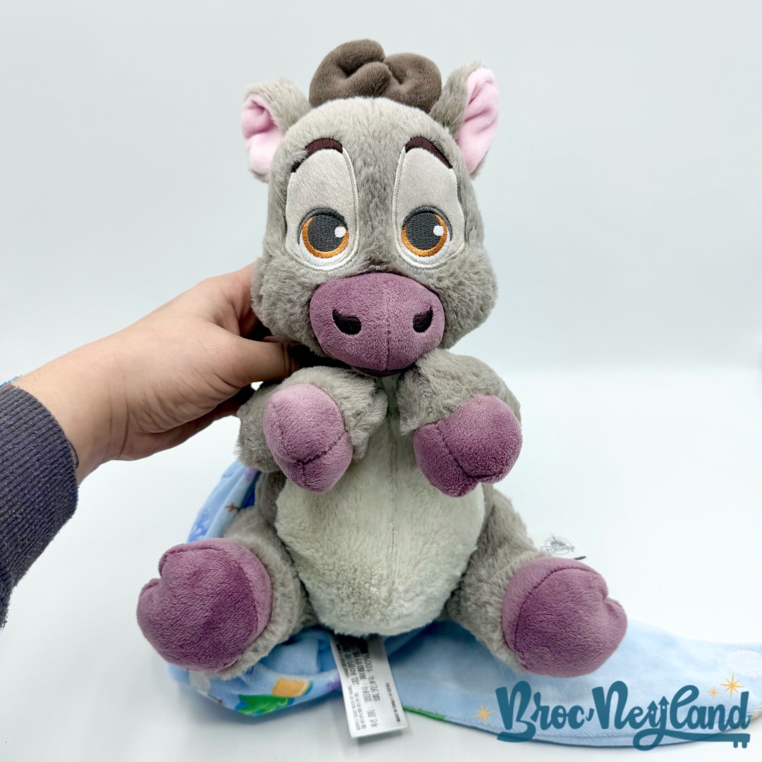 Peluche-Sven-emmaillotée-La-Reine-des-Neiges-Disney-Parks-2017-renne-gris-couverture-cocon-30-cm (3)