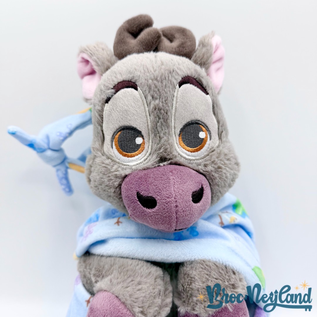 Peluche-Sven-emmaillotée-La-Reine-des-Neiges-Disney-Parks-2017-renne-gris-couverture-cocon-30-cm (5)