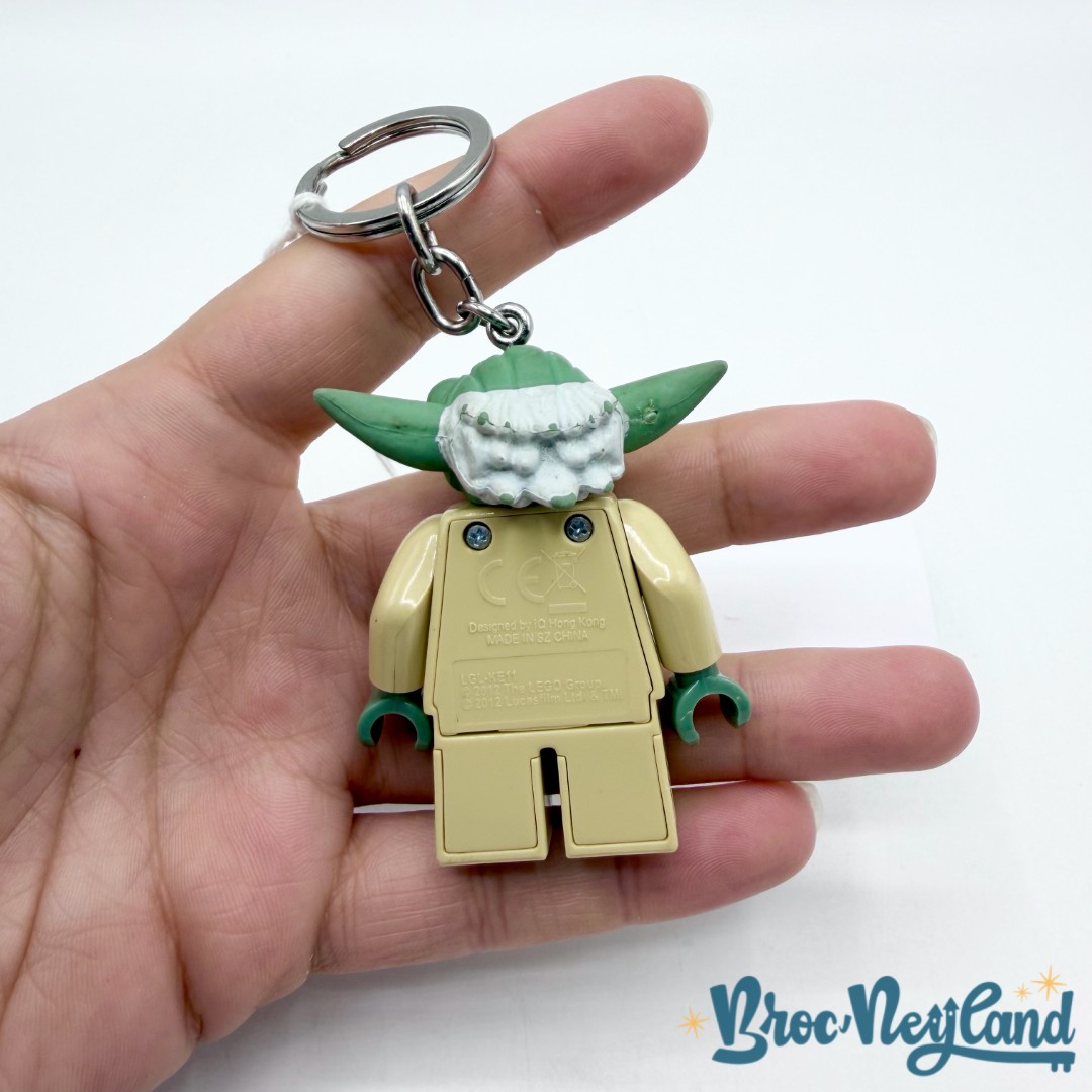 Porte-clés-lumineux-Yoda-LEGO-Star-Wars-Disney-2012-figurine (3)
