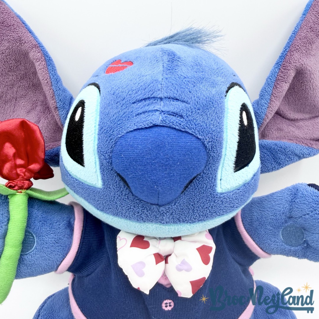 Peluche-Stitch-Saint-Valentin-Disney-Store-2015-rose-coeur-écusson-35-cm (1)