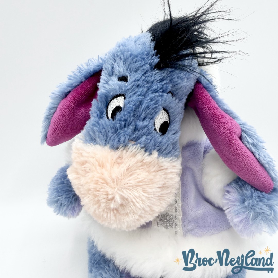 Peluche-Bourriquet-Noël-Disney-Store-Winnie-ourson-âne-bleu-manteau-hiver-écusson-24-cm (5)