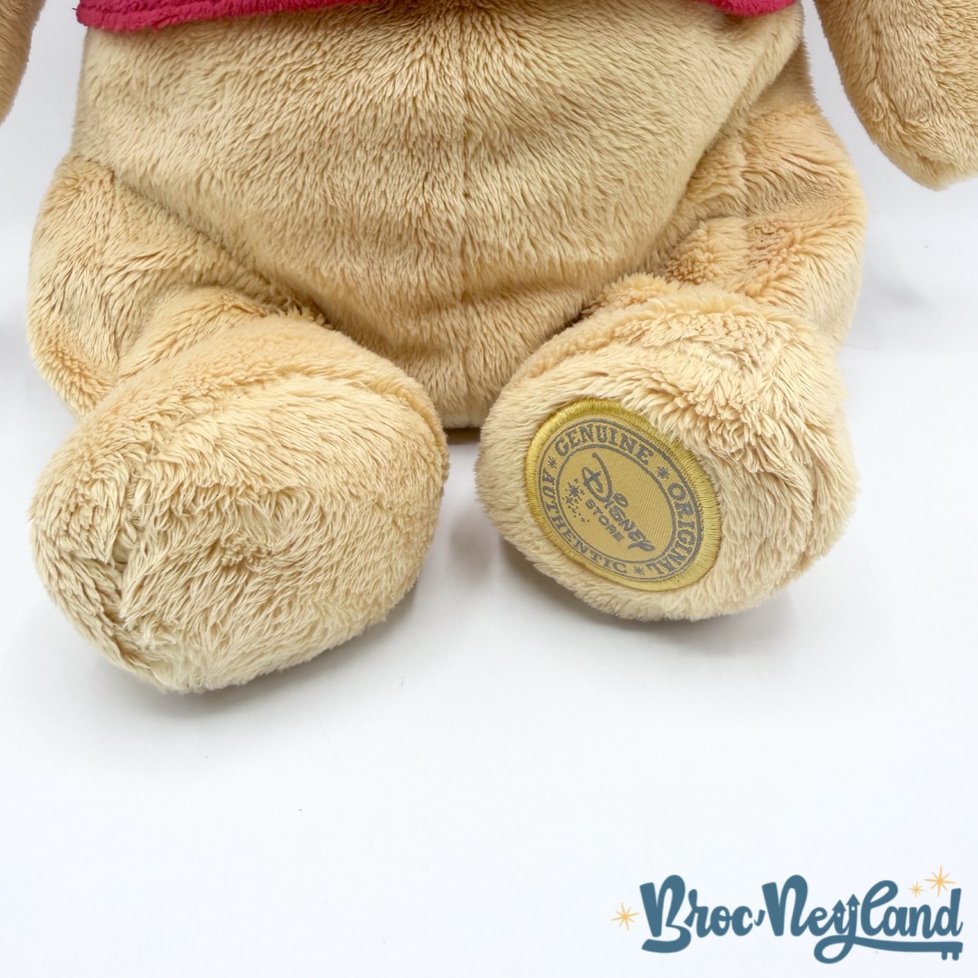Peluche-Winnie-ourson-classique-Disney-Store-jaune-écusson-34-cm (8)