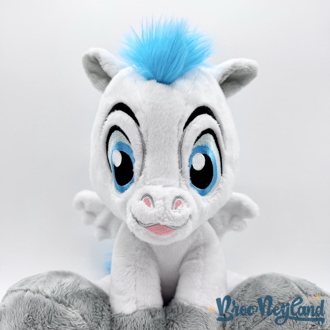 Peluche-Pégase-Big-Feet-Disney-Parks-2024-Disney-Store-Hercule-cheval-blanc-32-cm (4)