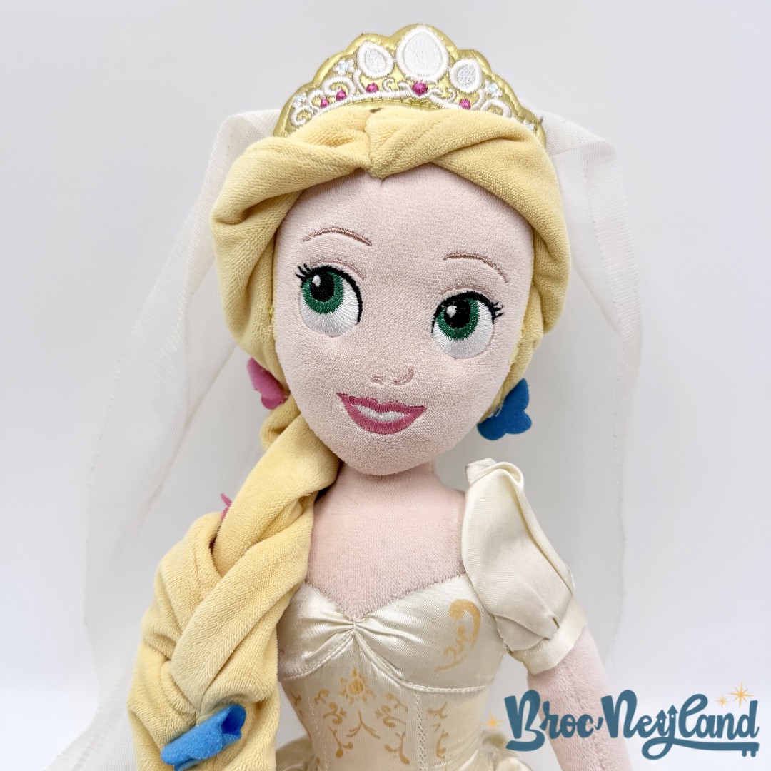 Poupée-chiffon-Raiponce-mariée-Disney-Store-2017-peluche-princesse-mariage-fleurs-55-cm (2)