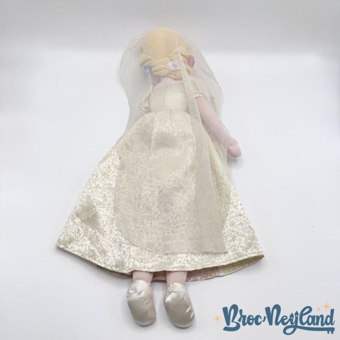Poupée-chiffon-Raiponce-mariée-Disney-Store-2017-peluche-princesse-mariage-fleurs-55-cm (1)