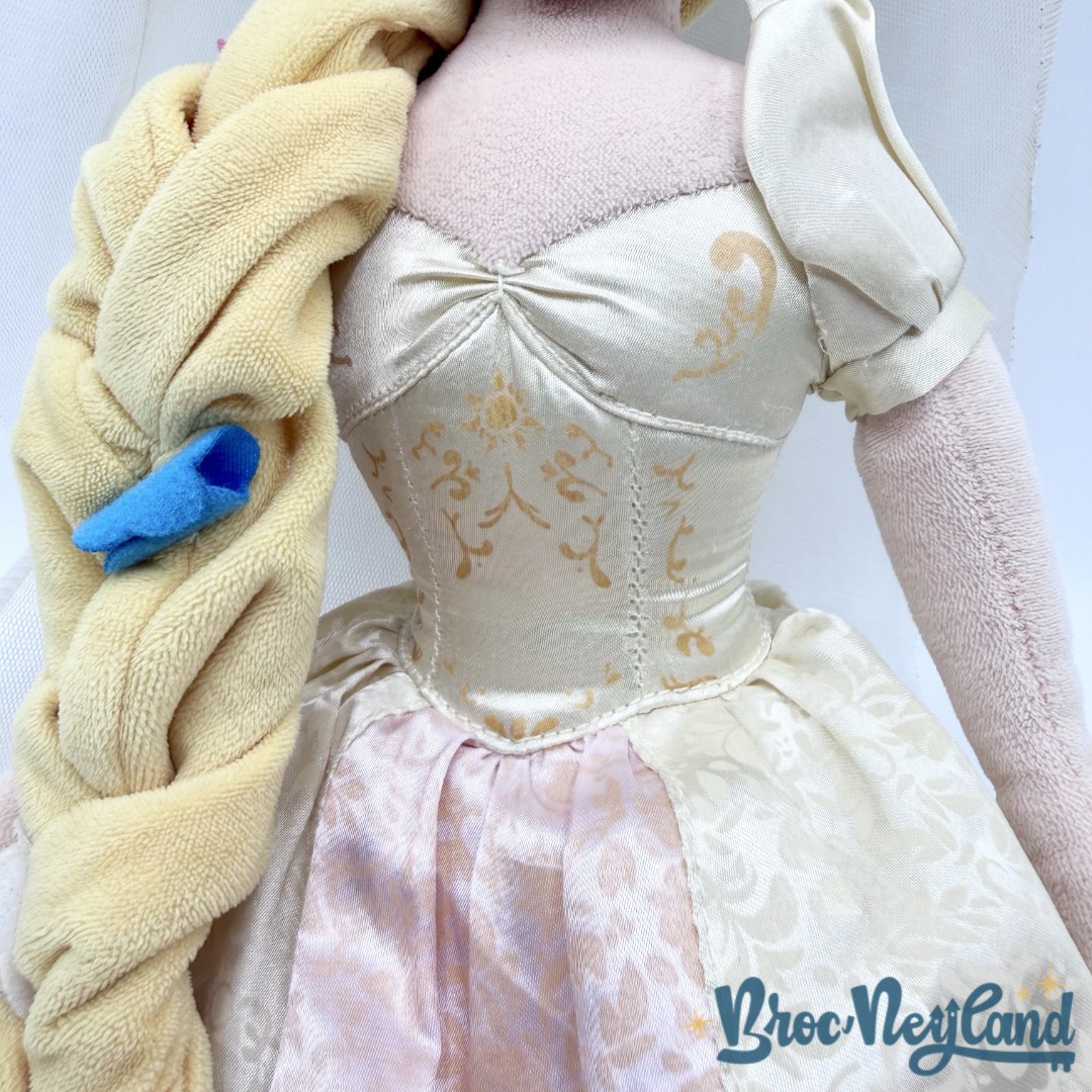 Poupée-chiffon-Raiponce-mariée-Disney-Store-2017-peluche-princesse-mariage-fleurs-55-cm (6)
