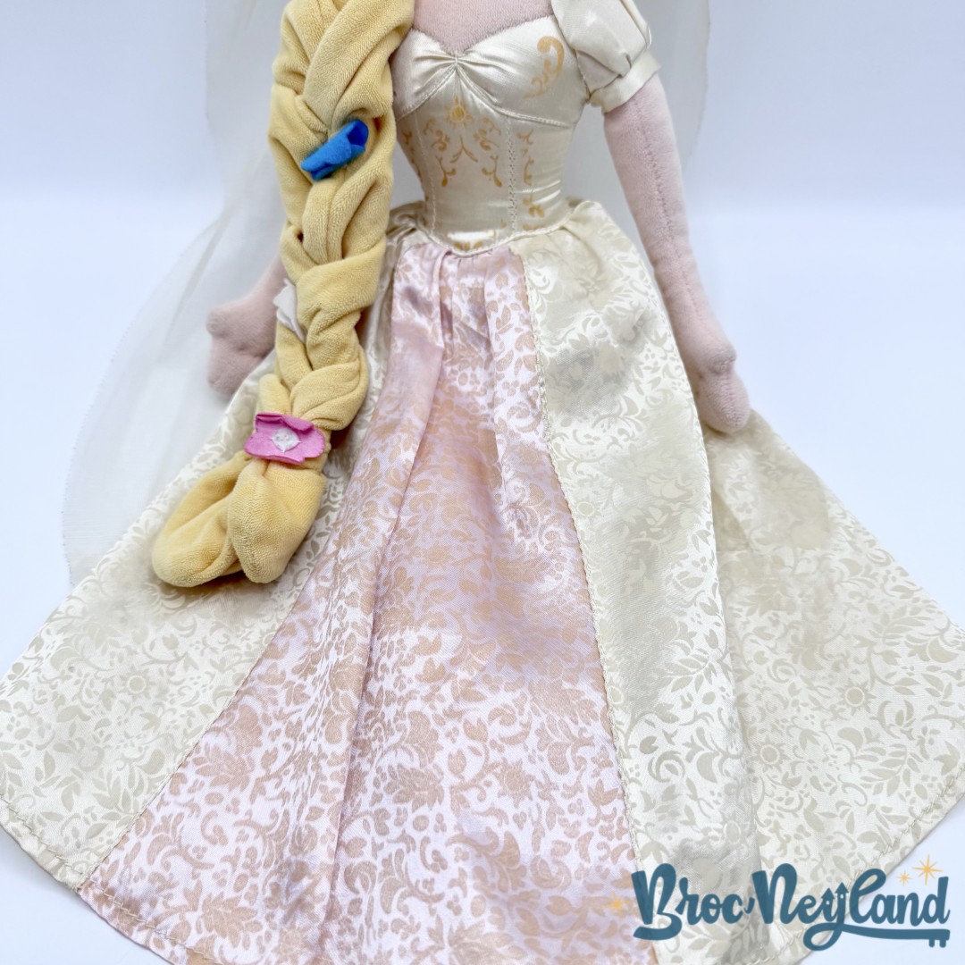 Poupée-chiffon-Raiponce-mariée-Disney-Store-2017-peluche-princesse-mariage-fleurs-55-cm (5)