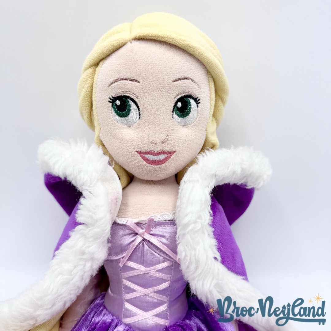 Poupée-chiffon-Raiponce-Hiver-Disney-Store-peluche-princesse-cape-violet-52-cm (4)