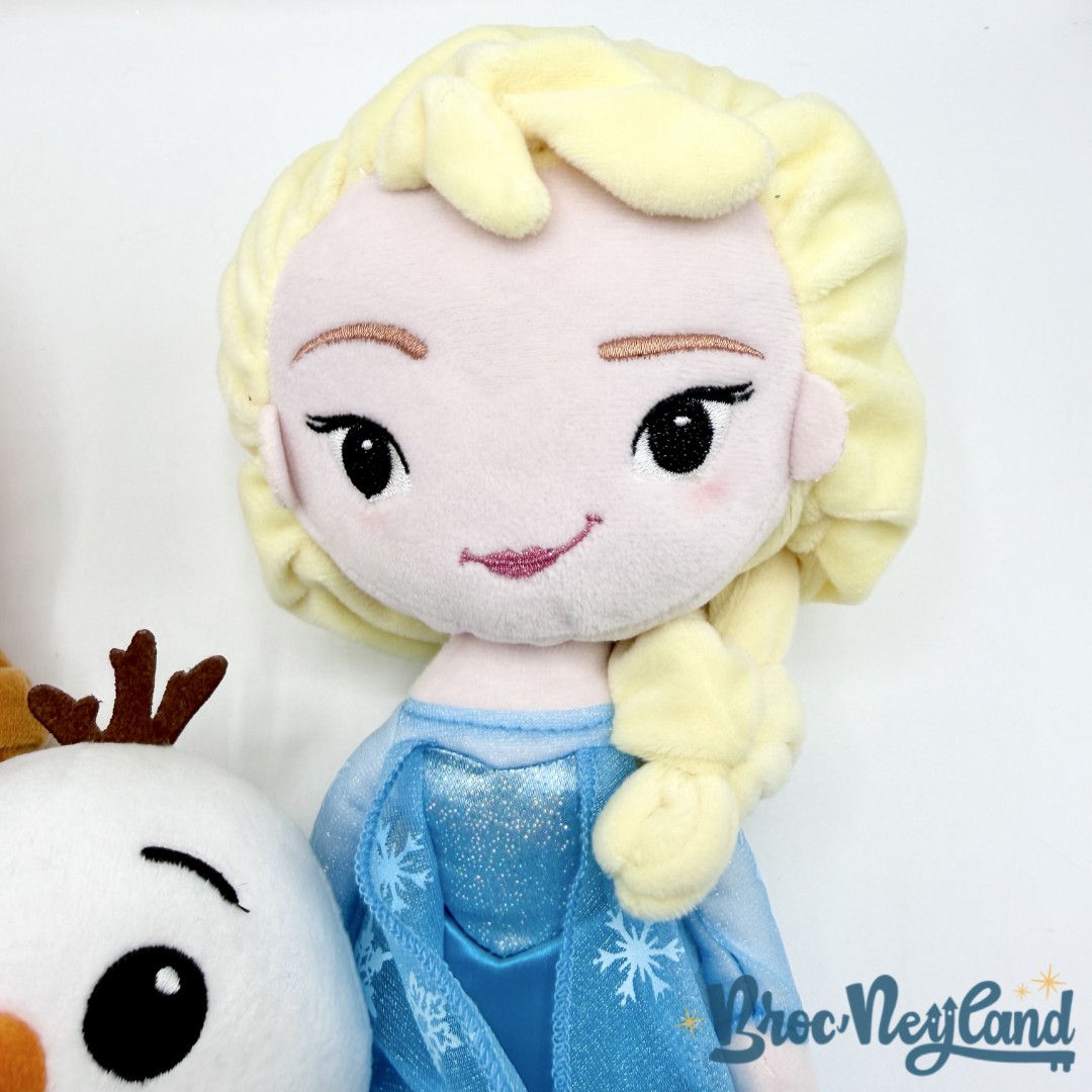Peluches-La-Reine-des-Neiges-Set-Disney-Store-2023-Anna-Elsa-Olaf-38-cm (3)