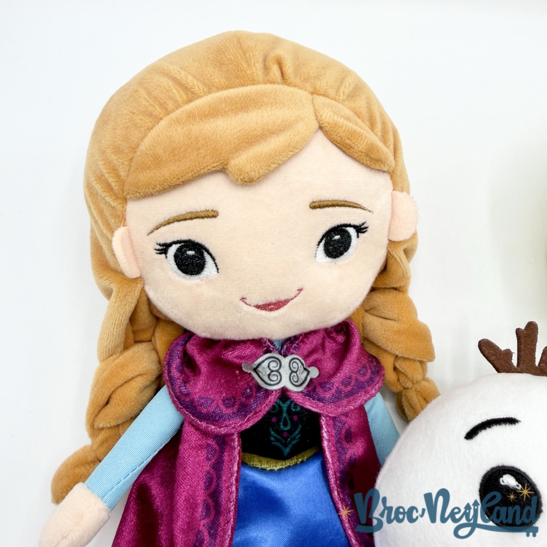 Peluches-La-Reine-des-Neiges-Set-Disney-Store-2023-Anna-Elsa-Olaf-38-cm (4)