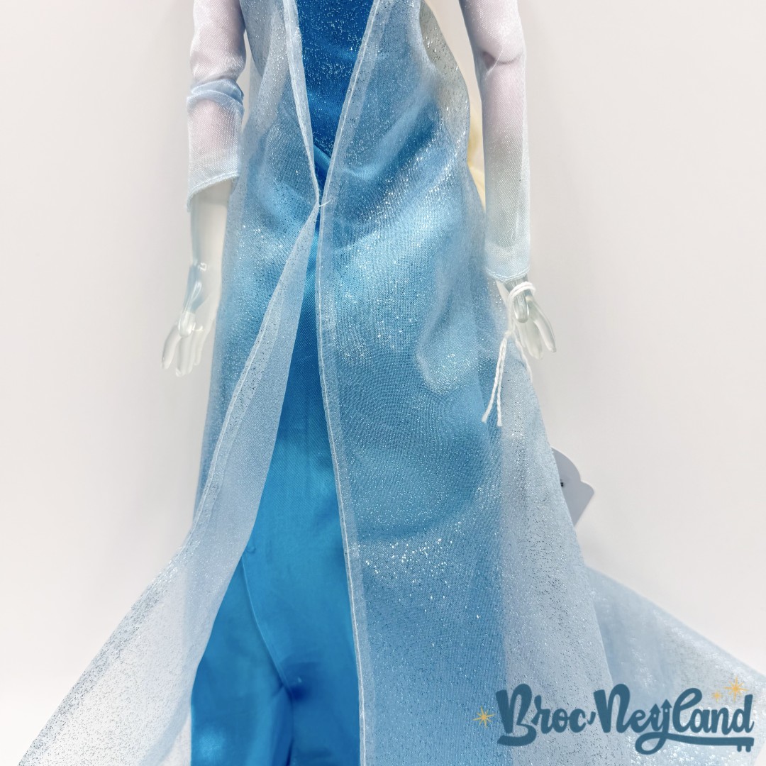 Poupée-Chantante-Elsa-La-Reine-des-Neiges-Disney-Store-2015-musicale-robe-bleu-41-cm (4)