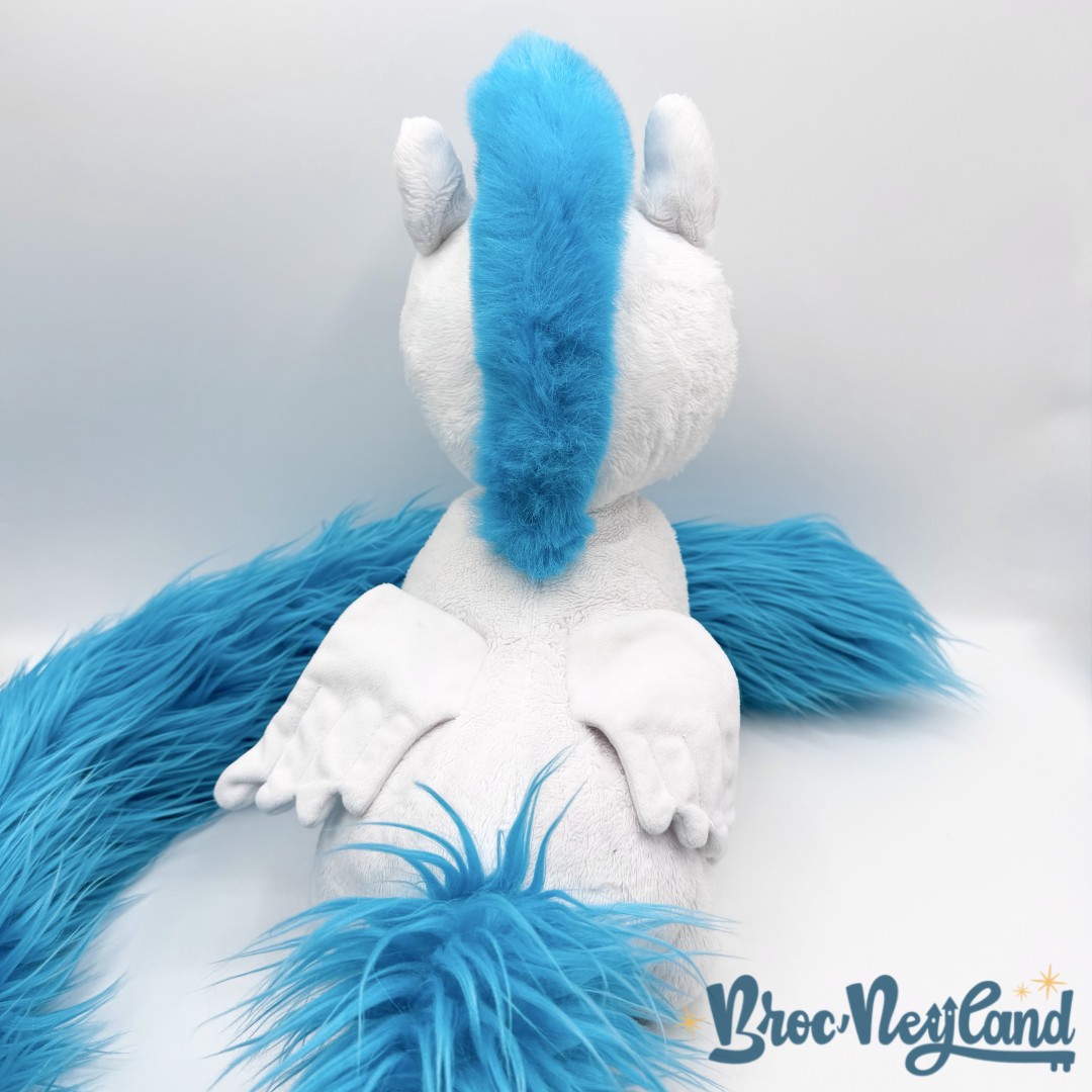 Peluche-Pegase-Long-Tail-Hercule-Disney-Parks-2017-Disneyland-cheval-blanc-bleu-longue-queue (5)