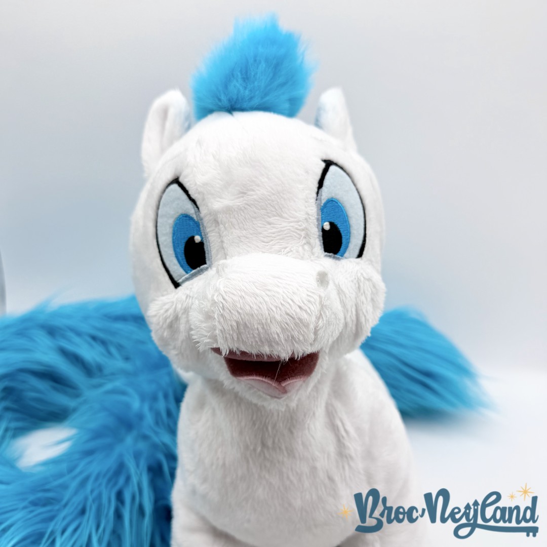 Peluche-Pegase-Long-Tail-Hercule-Disney-Parks-2017-Disneyland-cheval-blanc-bleu-longue-queue (8)