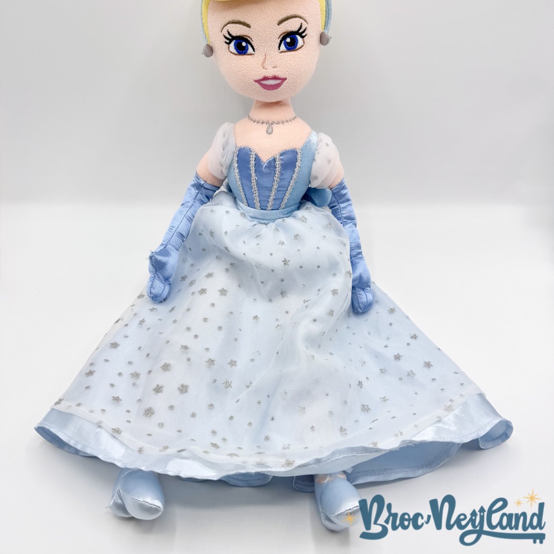 Poupée-Chiffon-Cendrillon-Disney-Store-peluche-princesse-robe-bleu-écusson-55-cm (3)