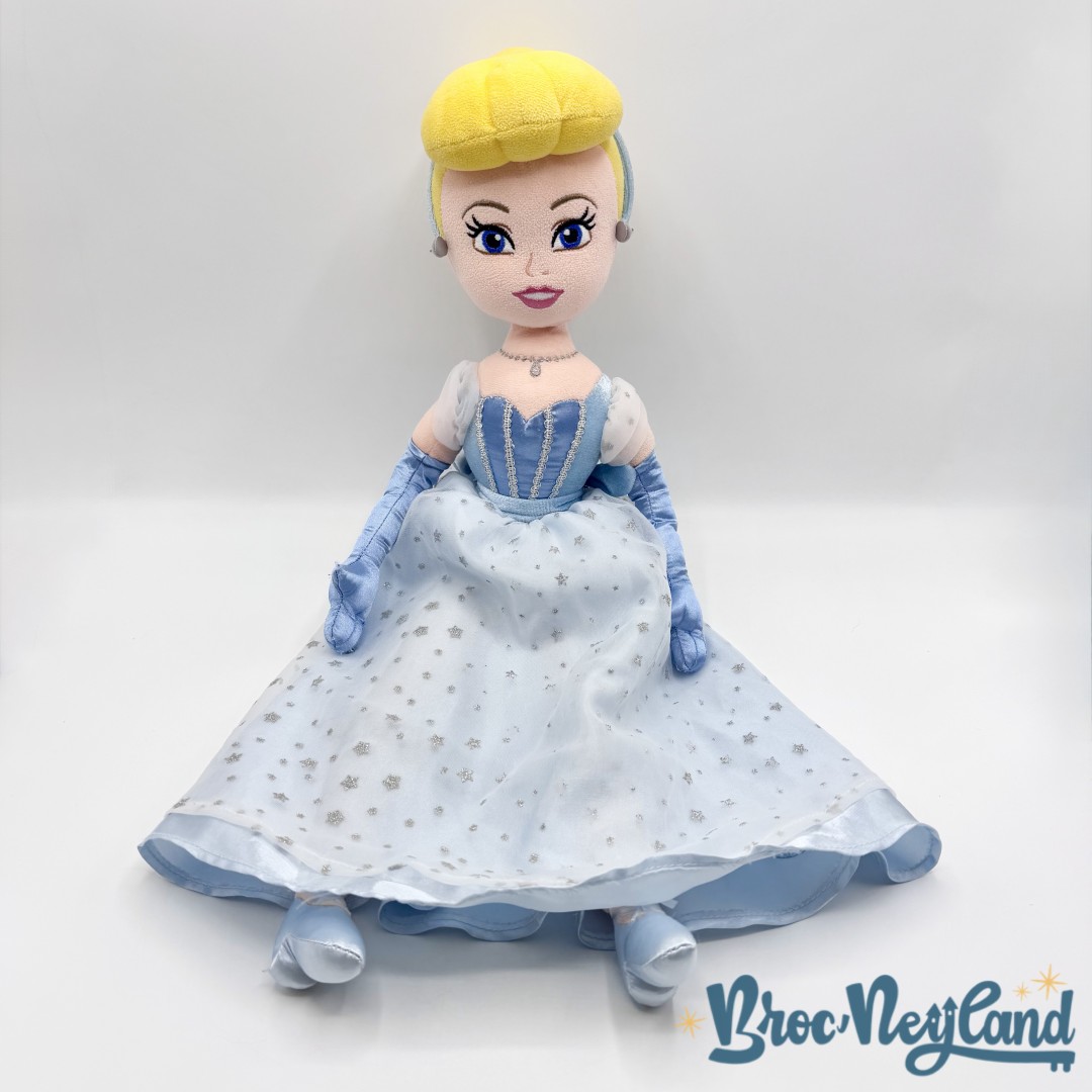 Poupée-Chiffon-Cendrillon-Disney-Store-peluche-princesse-robe-bleu-écusson-55-cm (5)
