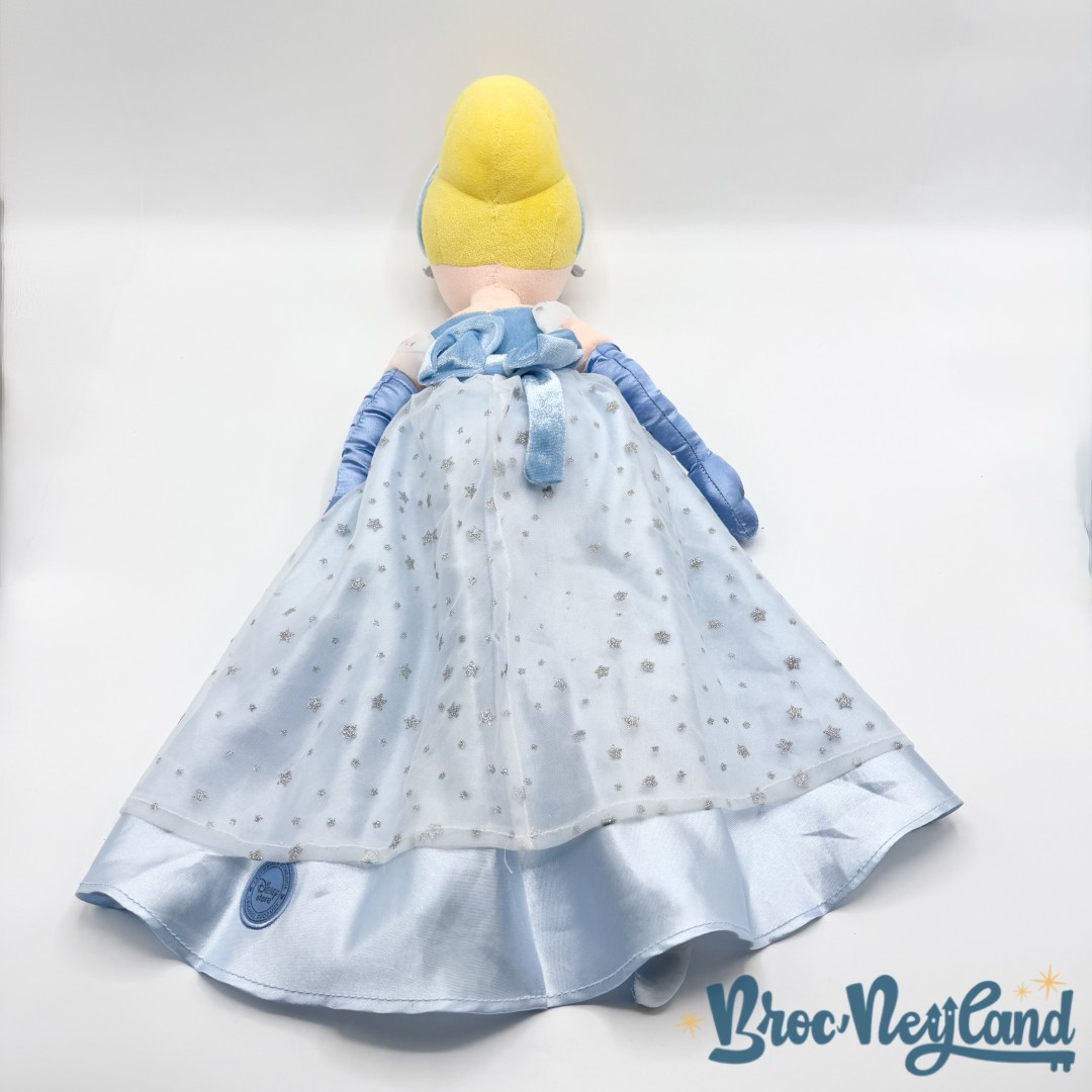 Poupée-Chiffon-Cendrillon-Disney-Store-peluche-princesse-robe-bleu-écusson-55-cm (1)