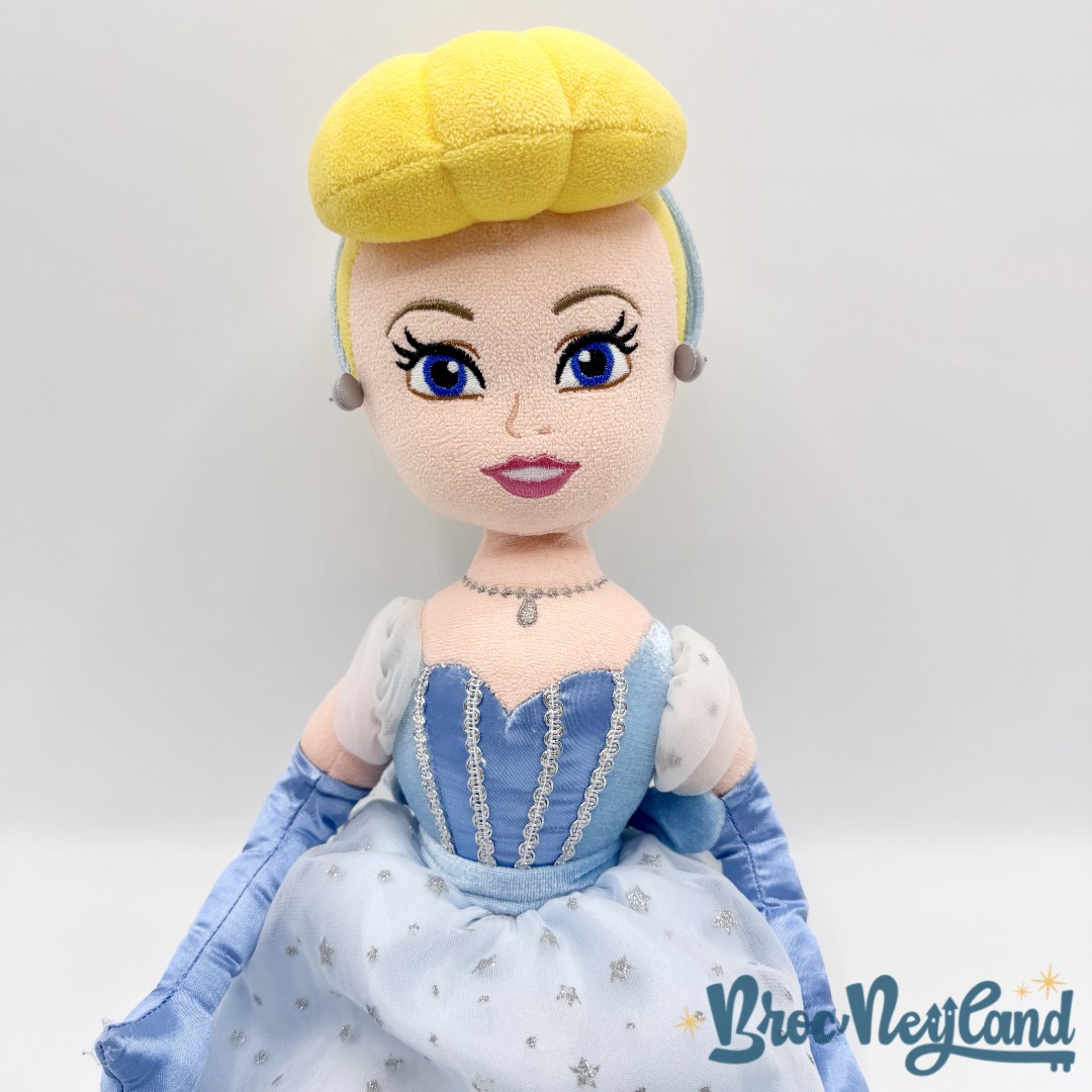 Poupée-Chiffon-Cendrillon-Disney-Store-peluche-princesse-robe-bleu-écusson-55-cm (4)