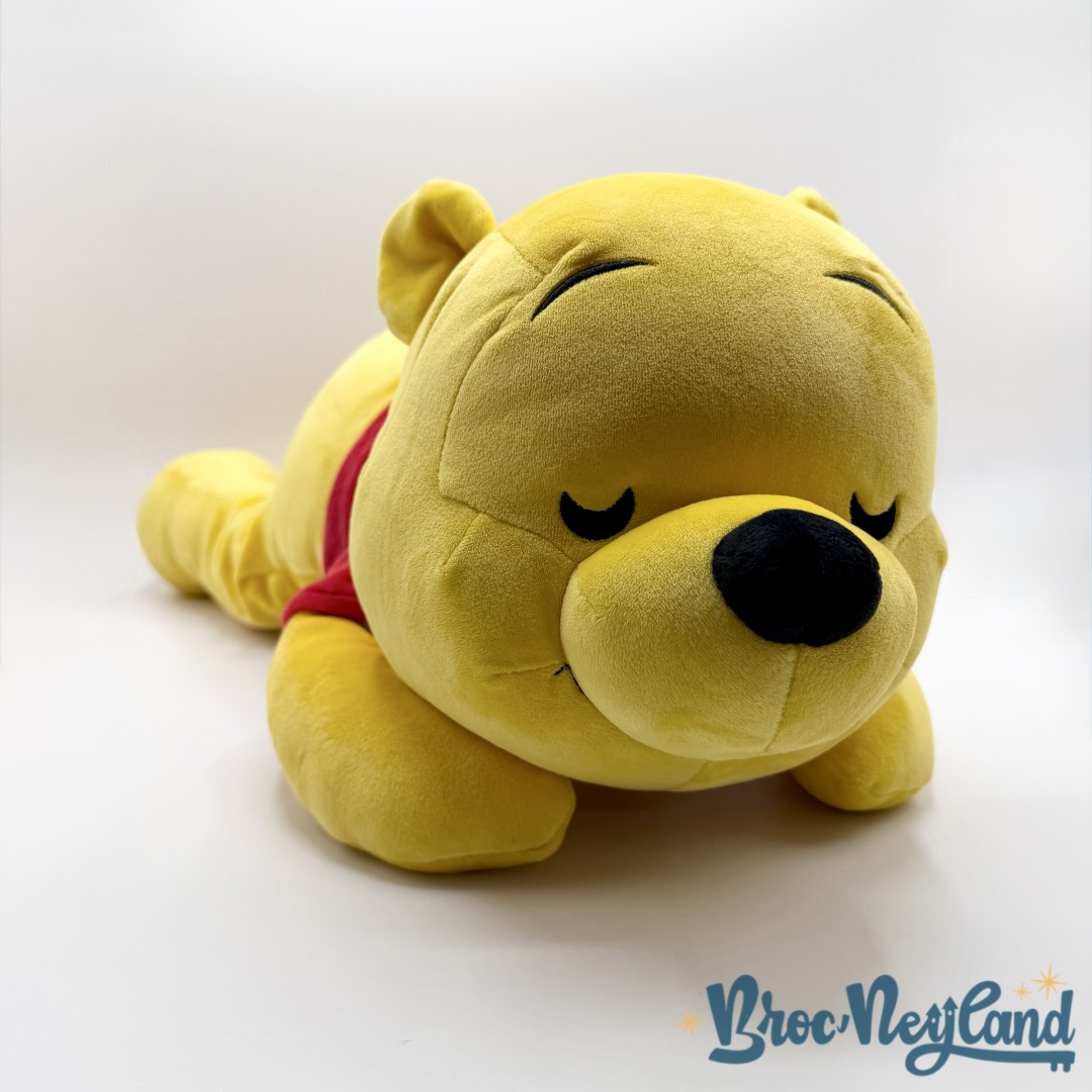 Peluche-Winnie-ourson-Cuddleez-Disney-Store-2023-jaune-dort-couché (4)