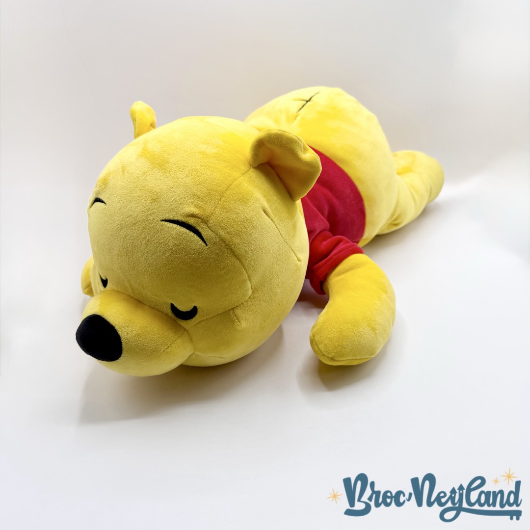 Peluche-Winnie-ourson-Cuddleez-Disney-Store-2023-jaune-dort-couché (5)