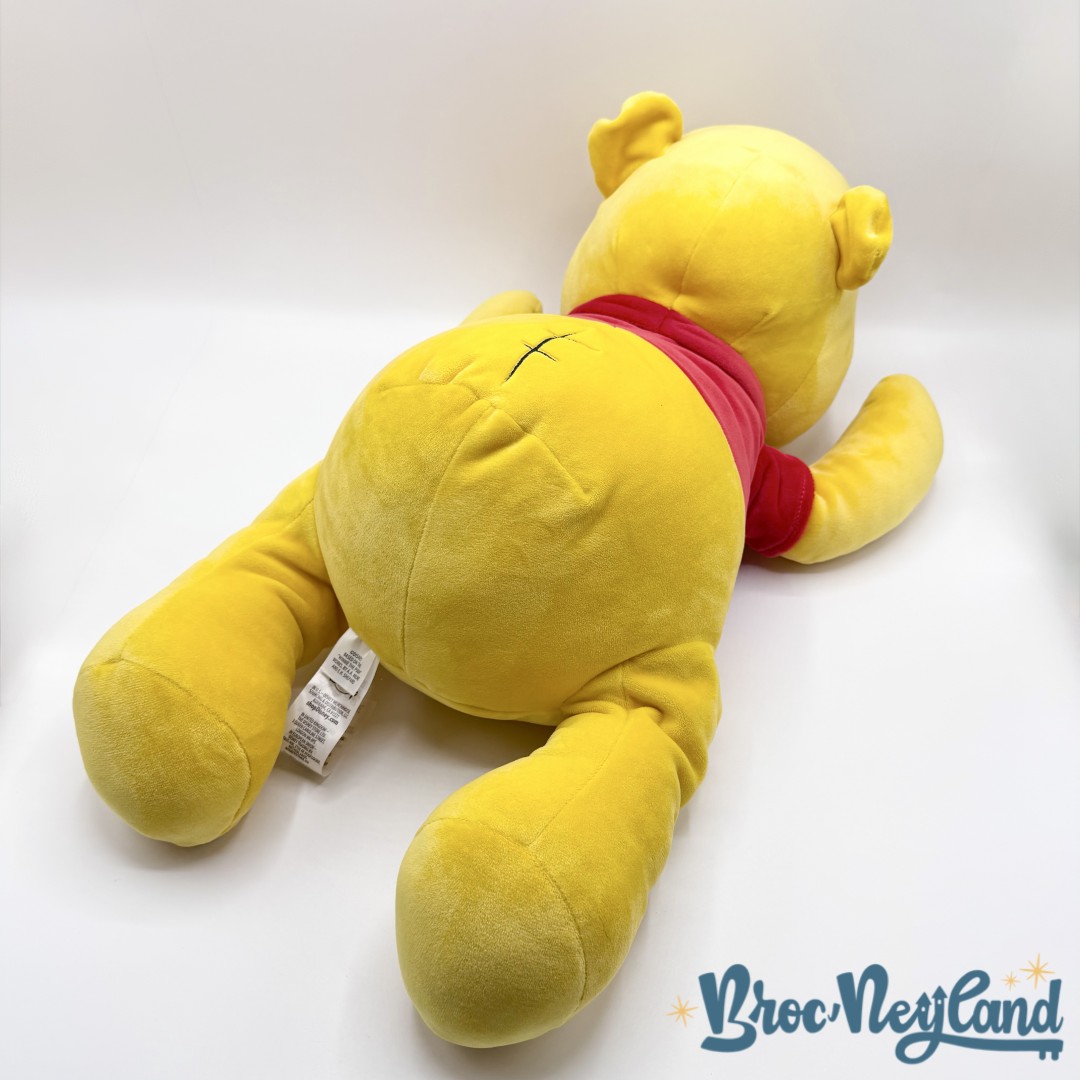 Peluche-Winnie-ourson-Cuddleez-Disney-Store-2023-jaune-dort-couché (2)
