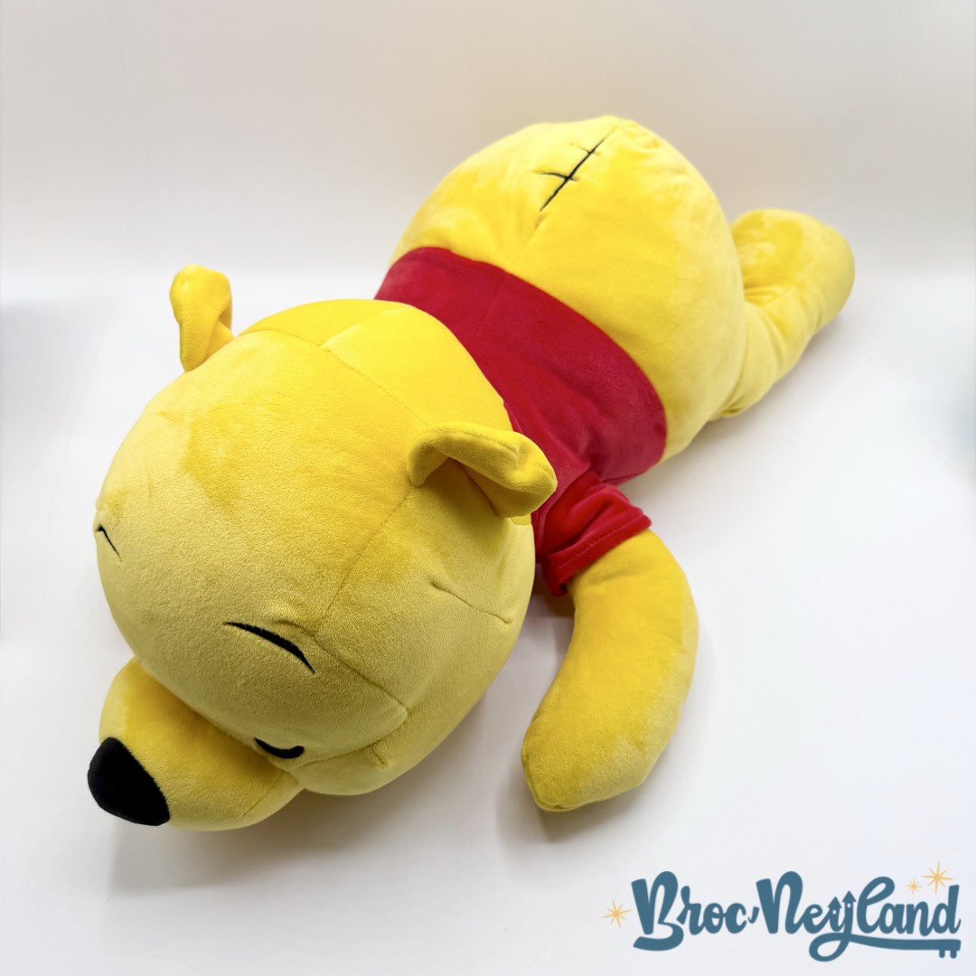 Peluche-Winnie-ourson-Cuddleez-Disney-Store-2023-jaune-dort-couché (6)