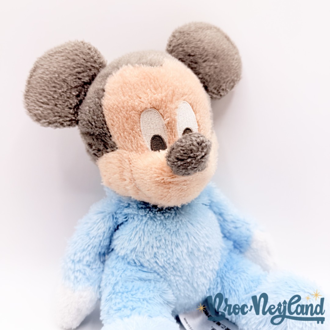 Peluche-Mickey-Bébé-Hochet-Disney-Parks-2022-Disneyland-éveil-sensoriel-bleu-grelot-25-cm (2)
