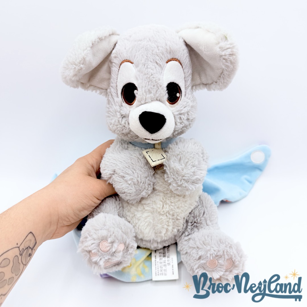 Peluche-Clochard-emmaillotée-La-Belle-et-le-Clochard-Disney-Parks-2017-Disneyland-couverture-cocon-30-cm (2)