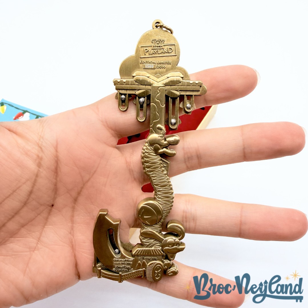Clé-collector-Toy-Story-Playland-Édition-limitée-1589-2025-Disneyland-Paris-Disney-clé-attraction (4)