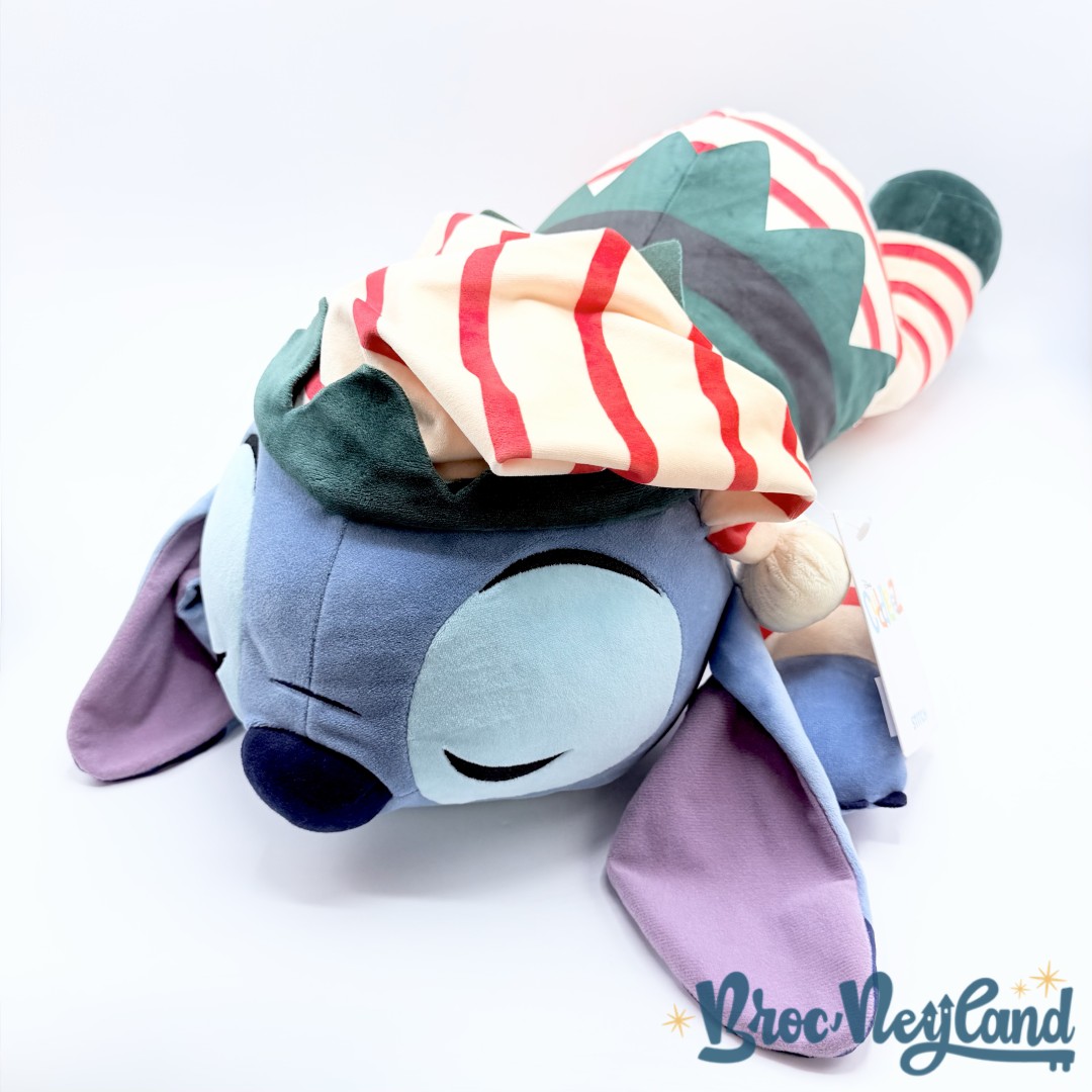 Peluche-Stitch-Noël-Cuddleez-Disney-Store-2024-Lilo-et-Stitch-elfe-dort-couché (7)