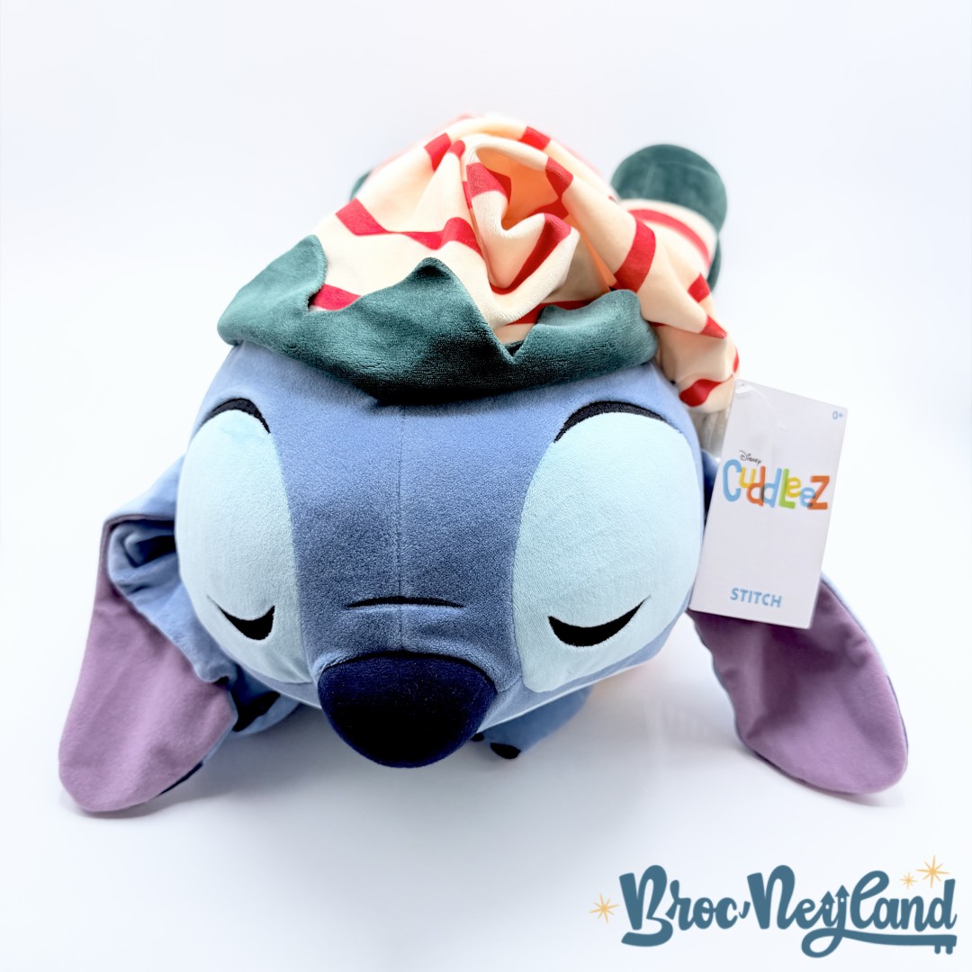 Peluche-Stitch-Noël-Cuddleez-Disney-Store-2024-Lilo-et-Stitch-elfe-dort-couché (2)