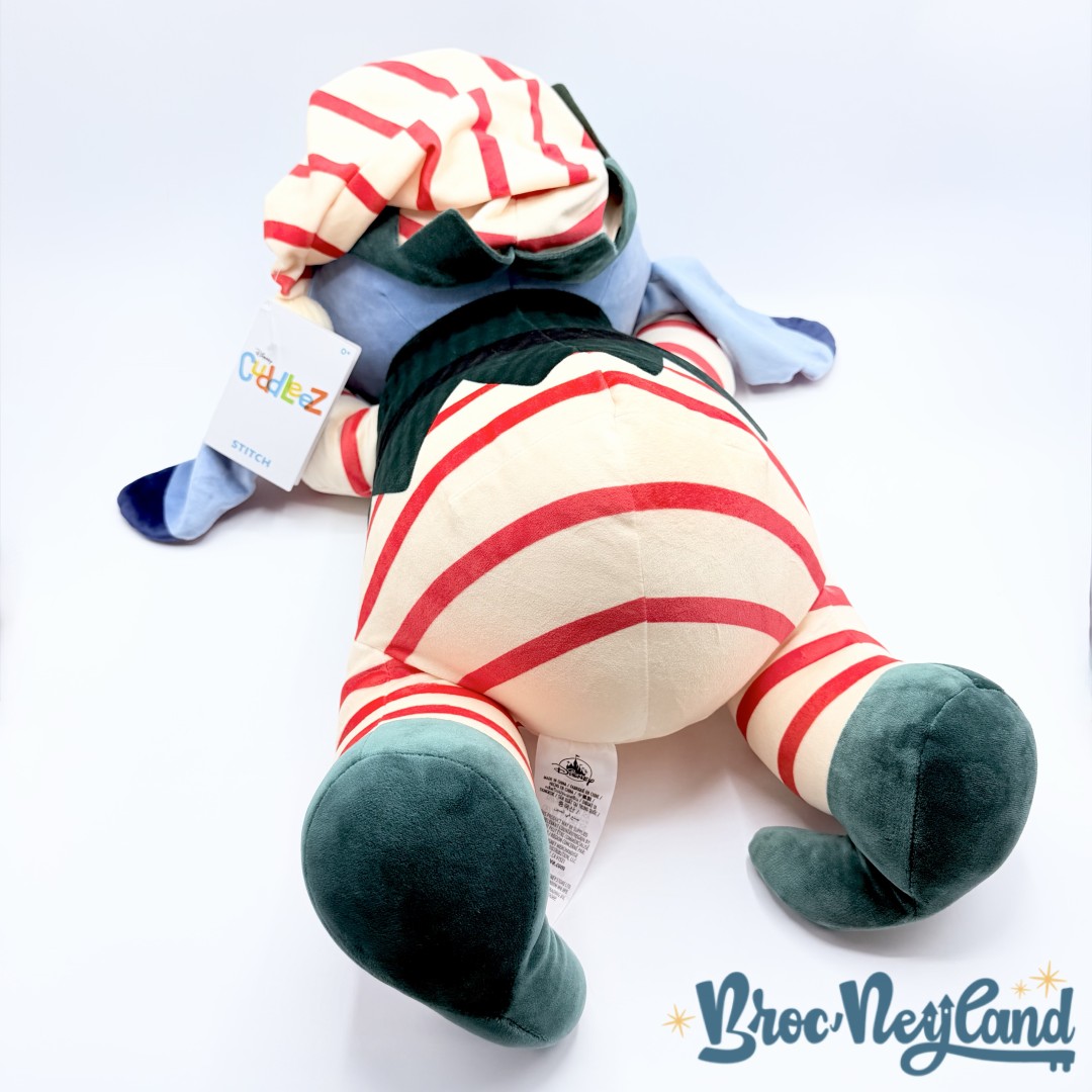 Peluche-Stitch-Noël-Cuddleez-Disney-Store-2024-Lilo-et-Stitch-elfe-dort-couché (5)